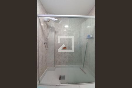 Banheiro de apartamento à venda com 1 quarto, 45m² em Castelo, Campinas