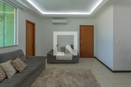Sala de casa à venda com 3 quartos, 200m² em Santa Mônica, Belo Horizonte