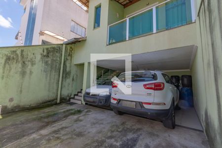 Casa à venda com 200m², 3 quartos e 4 vagas Casa à venda com 200m², 3 quartos e 4 vagasEntrada - Garagem