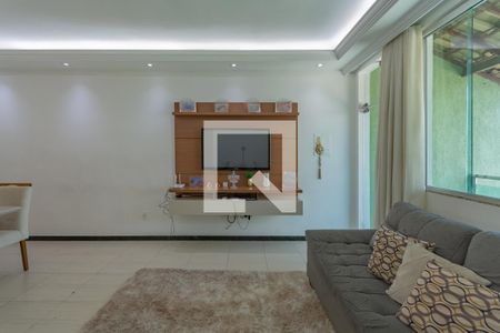 Sala de casa à venda com 3 quartos, 200m² em Santa Mônica, Belo Horizonte