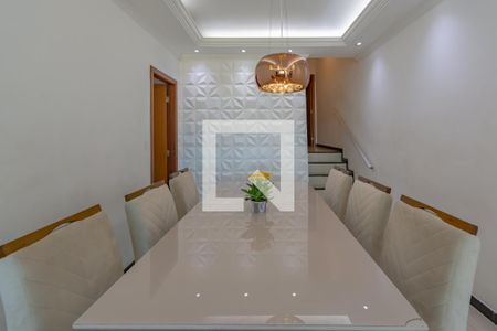 Sala de casa à venda com 3 quartos, 200m² em Santa Mônica, Belo Horizonte