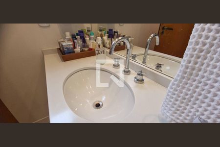 Apartamento à venda com 167m², 3 quartos e 4 vagasBanheiro da Suíte 1