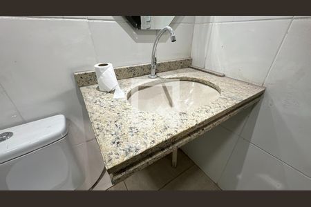 Banheiro de kitnet/studio para alugar com 1 quarto, 27m² em Pilarzinho, Curitiba