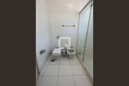 Apartamento à venda com 400m², 4 quartos e 2 vagas Apartamento à venda com 400m², 4 quartos e 2 vagasBanheiro Social 01