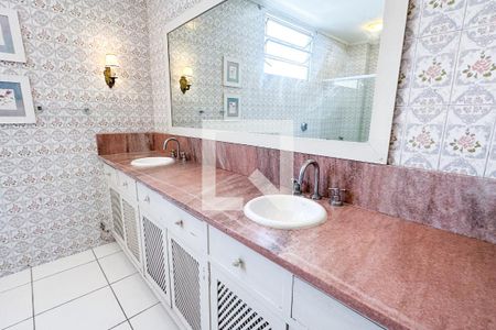 Apartamento à venda com 400m², 4 quartos e 2 vagas Apartamento à venda com 400m², 4 quartos e 2 vagasBanheiro Suíte