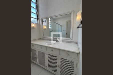 Apartamento à venda com 400m², 4 quartos e 2 vagas Apartamento à venda com 400m², 4 quartos e 2 vagasBanheiro Social 01