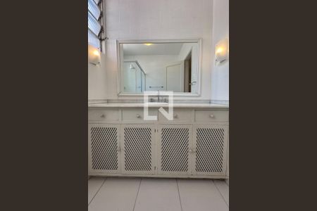 Apartamento à venda com 400m², 4 quartos e 2 vagas Apartamento à venda com 400m², 4 quartos e 2 vagasBanheiro Social 01