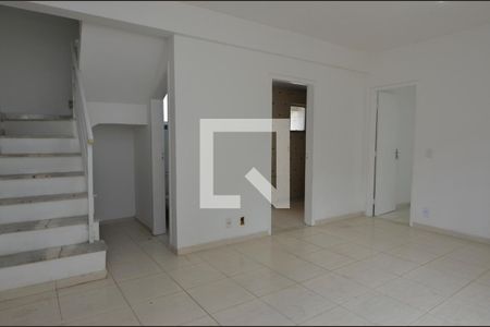 Sala de casa de condomínio para alugar com 5 quartos, 178m² em Vargem Pequena, Rio de Janeiro