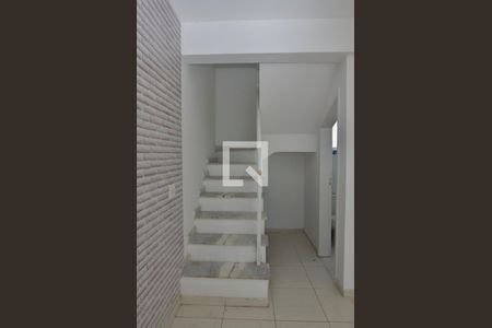 Escada de casa de condomínio para alugar com 5 quartos, 178m² em Vargem Pequena, Rio de Janeiro