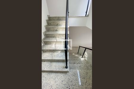 Casa à venda com 128m², 3 quartos e 2 vagasEscada