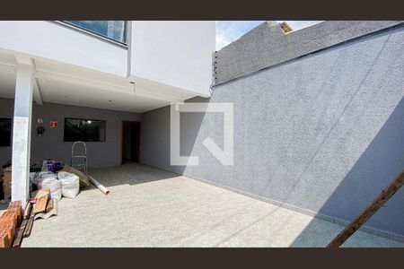 Casa à venda com 128m², 3 quartos e 2 vagasGaragem - Quintal
