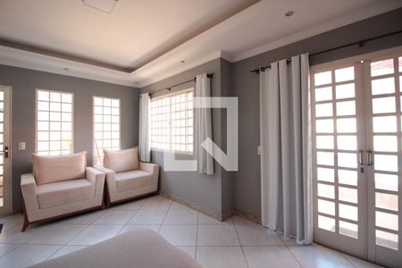 Sala de casa à venda com 4 quartos, 200m² em Mantiqueira, Belo Horizonte
