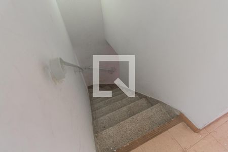 Casa à venda com 80m², 2 quartos e 1 vaga Casa à venda com 80m², 2 quartos e 1 vagaEscada