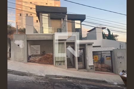 Casa à venda com 225m², 3 quartos e 4 vagasFachada