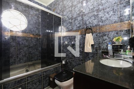 Casa à venda com 240m², 3 quartos e 3 vagasBanheiro da suíte