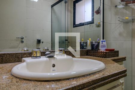 Apartamento à venda com 220m², 3 quartos e 4 vagas Apartamento à venda com 220m², 3 quartos e 4 vagasBanheiro da Suíte 2