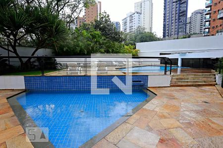 Apartamento à venda com 220m², 3 quartos e 4 vagas Apartamento à venda com 220m², 3 quartos e 4 vagasÁrea comum - Piscina