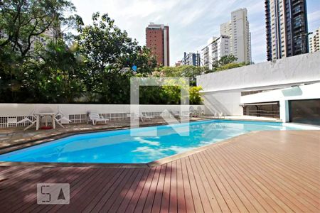 Apartamento à venda com 220m², 3 quartos e 4 vagas Apartamento à venda com 220m², 3 quartos e 4 vagasÁrea comum - Piscina