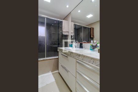 Apartamento à venda com 220m², 3 quartos e 4 vagas Apartamento à venda com 220m², 3 quartos e 4 vagasBanheiro da Suíte 1