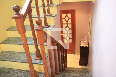 Casa à venda com 157m², 3 quartos e 4 vagasEscada de acesso a Sala de jantar e cozinha