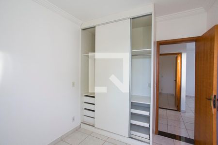 Quarto 1 de apartamento para alugar com 2 quartos, 47m² em Santa Mônica, Uberlândia
