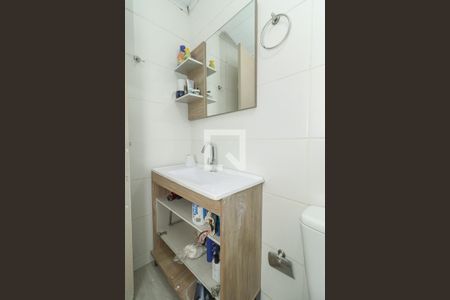 Banheiro  de apartamento para alugar com 2 quartos, 60m² em Rubem Berta, Porto Alegre