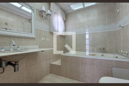 Casa à venda com 340m², 3 quartos e 4 vagasBanheiro da suíte