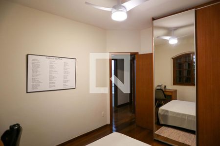 Casa à venda com 250m², 3 quartos e 2 vagas Casa à venda com 250m², 3 quartos e 2 vagasQuarto