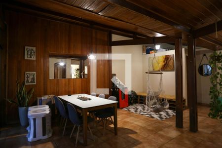 Casa à venda com 250m², 3 quartos e 2 vagas Casa à venda com 250m², 3 quartos e 2 vagasVaranda