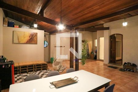 Casa à venda com 250m², 3 quartos e 2 vagas Casa à venda com 250m², 3 quartos e 2 vagasVaranda