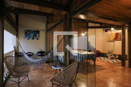 Casa à venda com 250m², 3 quartos e 2 vagas Casa à venda com 250m², 3 quartos e 2 vagasVaranda