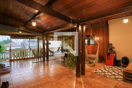 Casa à venda com 250m², 3 quartos e 2 vagas Casa à venda com 250m², 3 quartos e 2 vagasVaranda