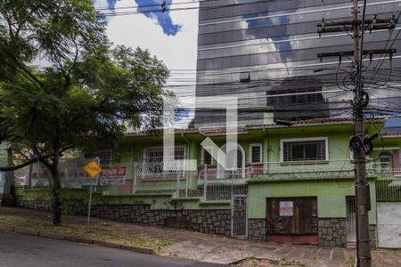 Casa à venda com 300m², 1 quarto e 2 vagas Casa à venda com 300m², 1 quarto e 2 vagasFachada