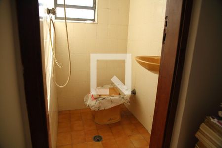 Casa à venda com 364m², 3 quartos e 7 vagasBanheiro de serviço 