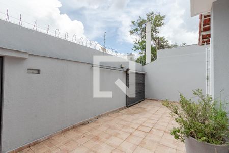 Casa à venda com 180m², 1 quarto e 5 vagas Casa à venda com 180m², 1 quarto e 5 vagasQuintal