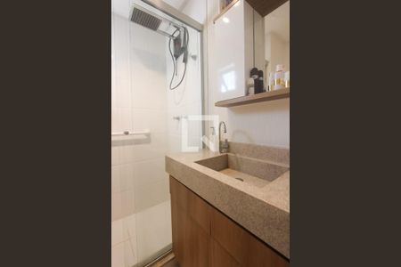 Banheiro de apartamento à venda com 1 quarto, 48m² em Passo D’areia, Porto Alegre