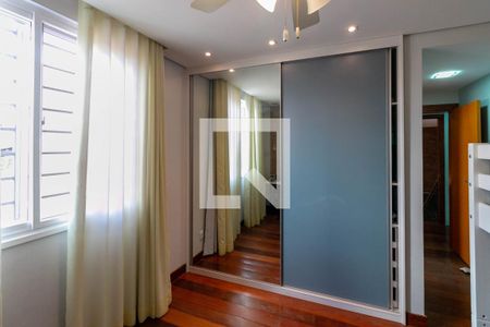 Casa à venda com 327m², 4 quartos e 4 vagasQuarto