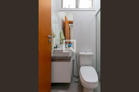 Casa à venda com 327m², 4 quartos e 4 vagasBanheiro social 