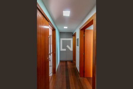 Casa à venda com 327m², 4 quartos e 4 vagasCorredor 