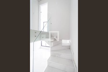 Casa à venda com 190m², 3 quartos e 2 vagasEscada