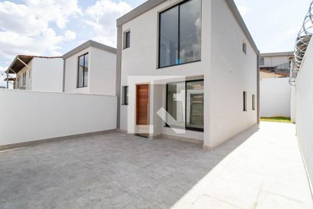 Casa à venda com 190m², 3 quartos e 2 vagasFachada