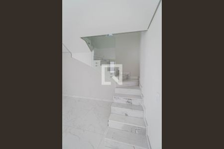 Escada de casa à venda com 3 quartos, 190m² em Santa Cruz, Belo Horizonte