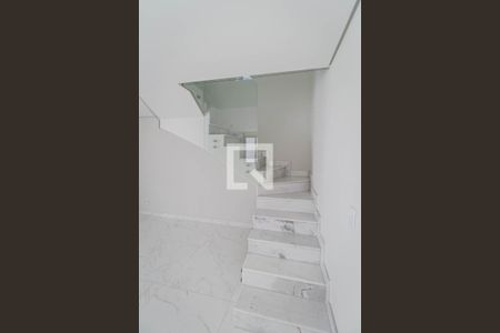 Casa à venda com 190m², 3 quartos e 2 vagasEscada