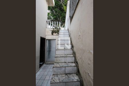 Casa à venda com 100m², 2 quartos e 2 vagasEscada