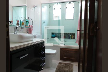 Casa à venda com 424m², 5 quartos e 4 vagasBanheiro Quarto 1