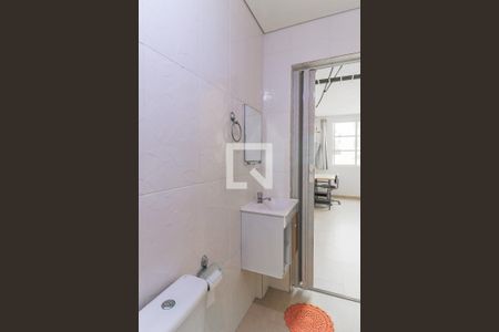 Banheiro de kitnet/studio para alugar com 1 quarto, 22m² em Jardim Aeroporto, São Paulo