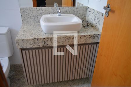 Banheiro da Suite de apartamento à venda com 3 quartos, 81m² em Cabral, Contagem