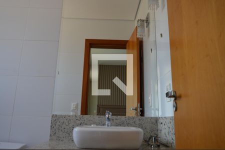Banheiro da Suite de apartamento à venda com 3 quartos, 81m² em Cabral, Contagem
