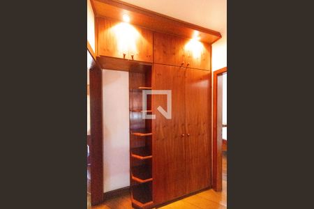 Casa à venda com 336m², 4 quartos e 4 vagasCorredor