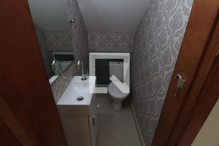 Casa de condomínio à venda com 168m², 3 quartos e 2 vagasLavabo
